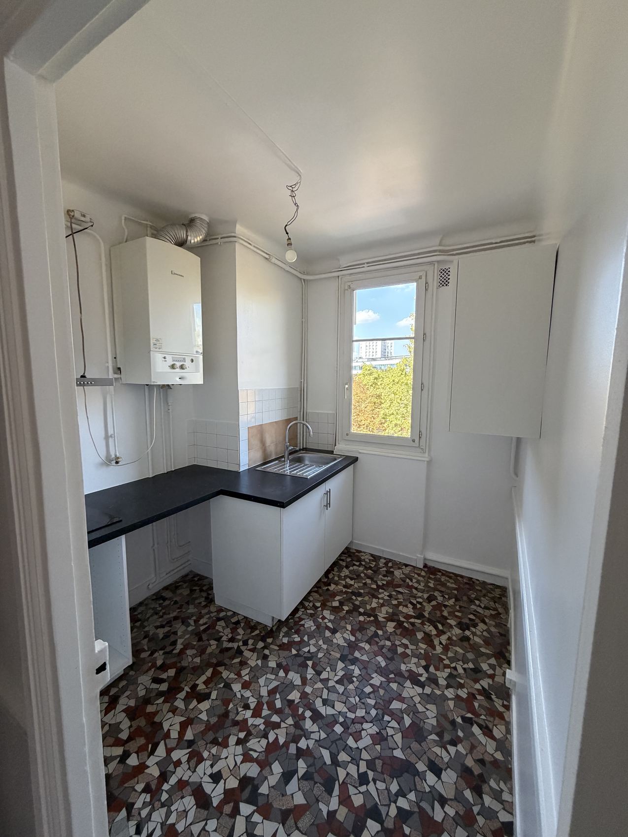 Cuisine d’appartement propre, sol en granito