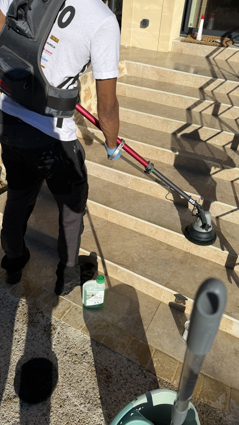 Nettoyage d’un escalier extérieur en pierre à la brosse rotative