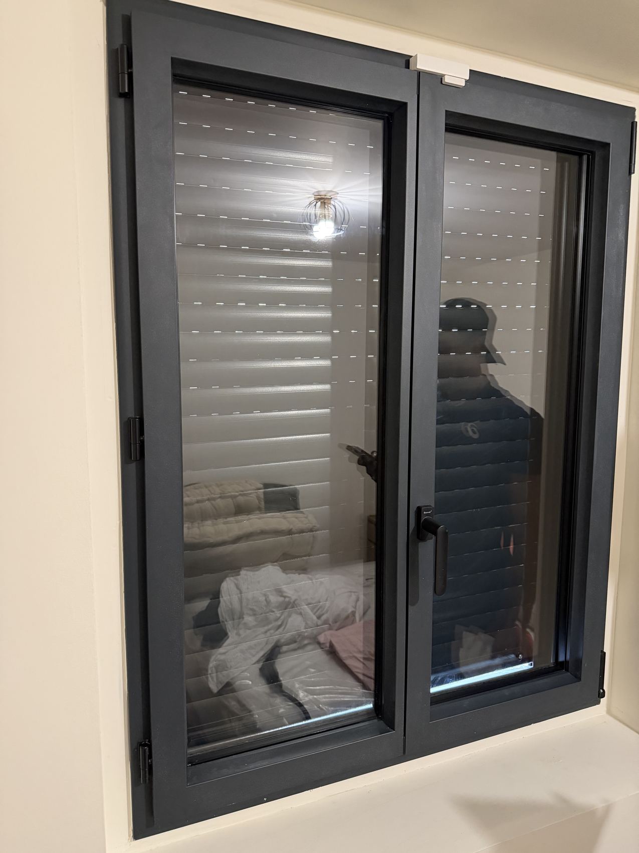 Fenêtre à cadre sombre, vitres et encadrement propres
