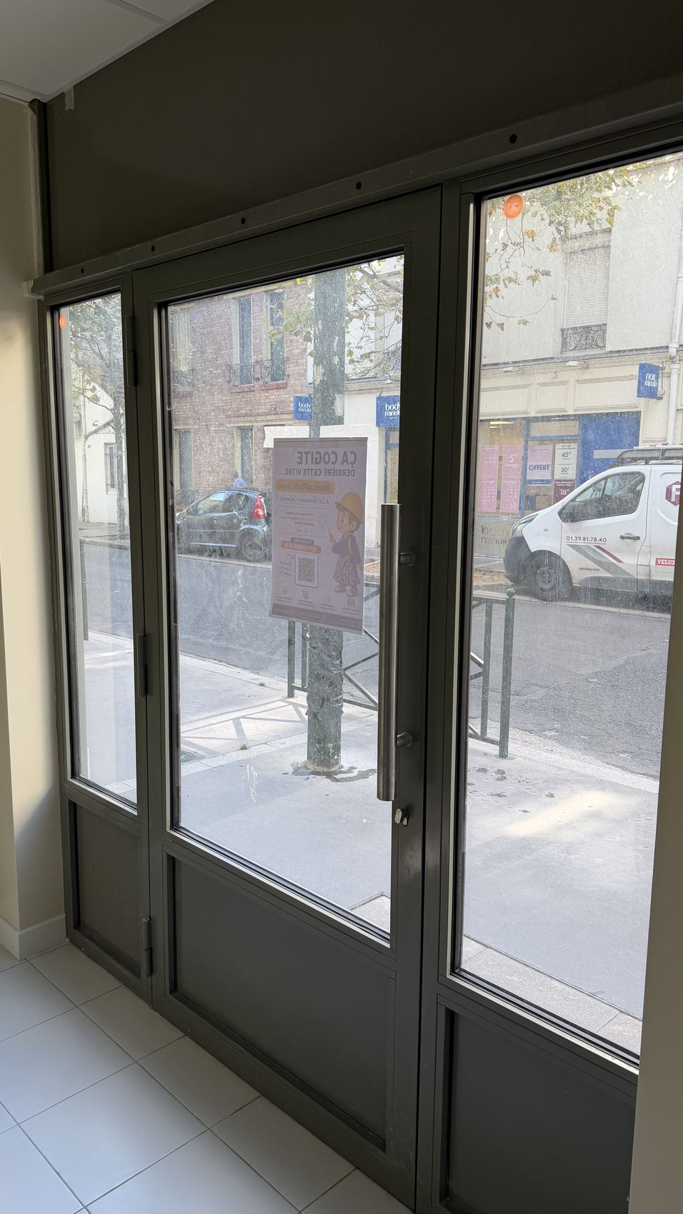 Portes vitrées d’un local commercial après nettoyage
