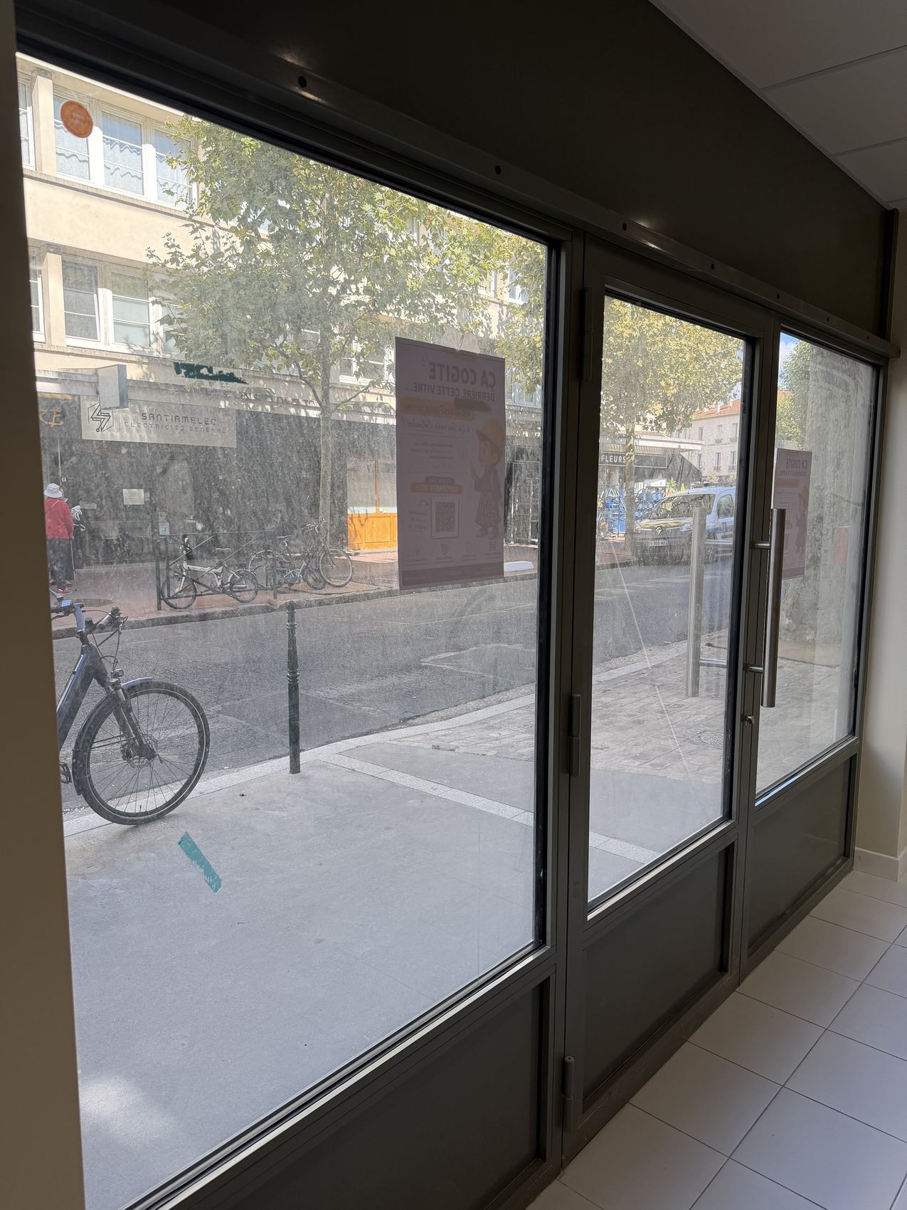 Grande vitrine d’un local commercial, vitres nettes