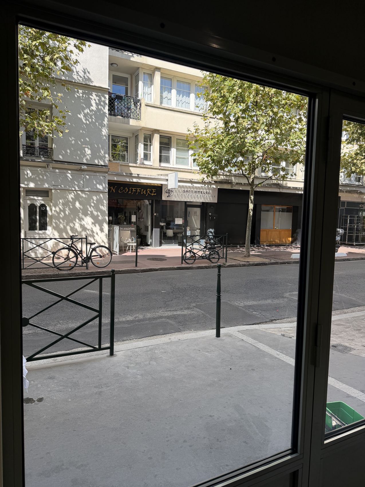 Vitrine d’un local commercial donnant sur la rue, après nettoyage