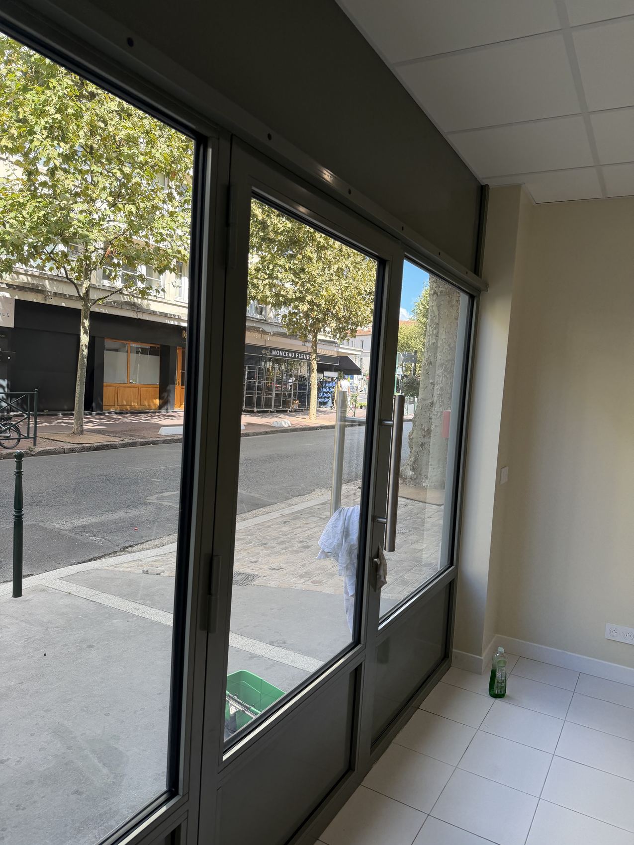 Vitrine et porte vitrée d’un local neuf, sol carrelé propre