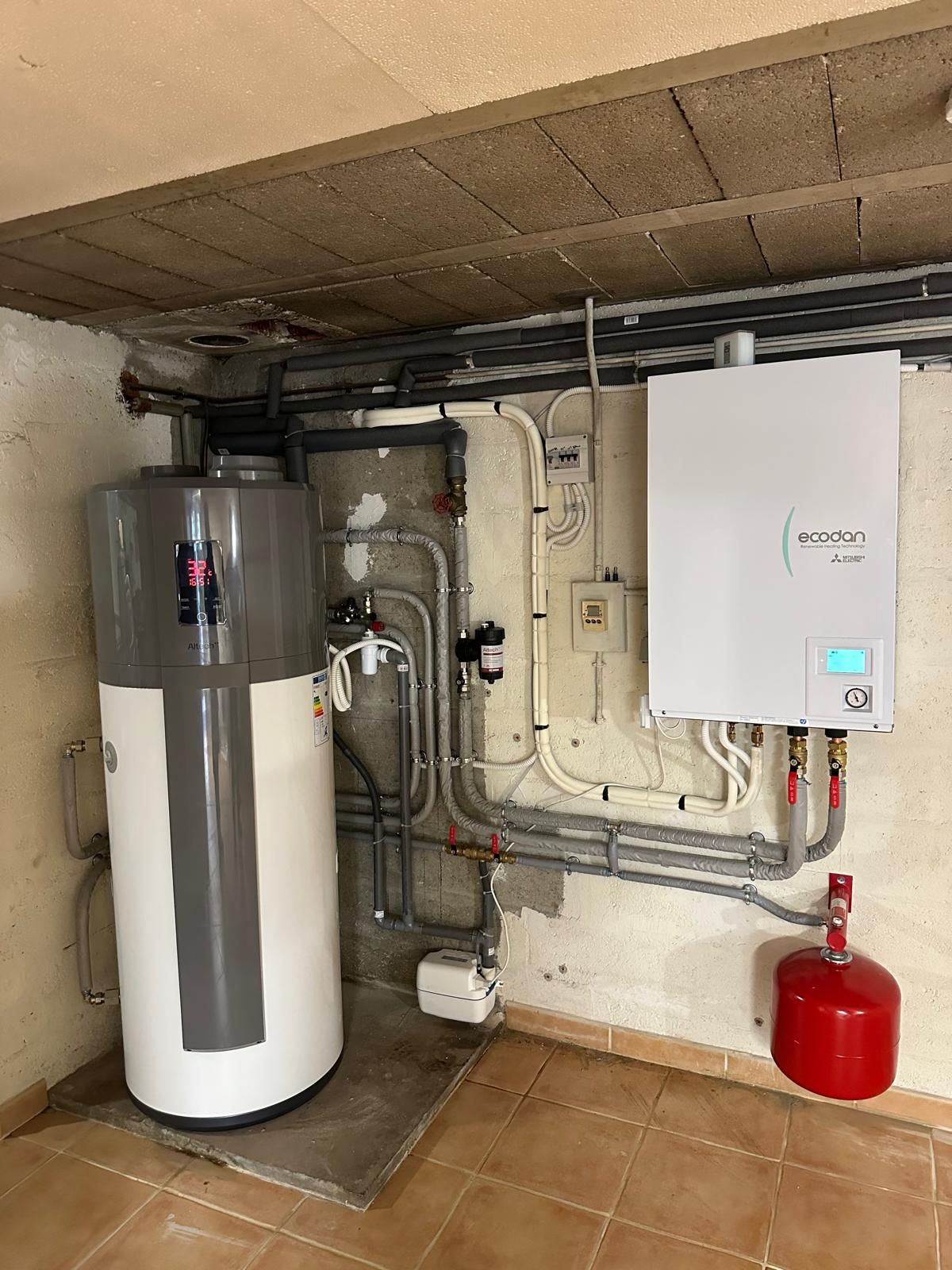 Chaufferie : module hydraulique Ecodan au mur, ballon d’eau chaude et vase d’expansion